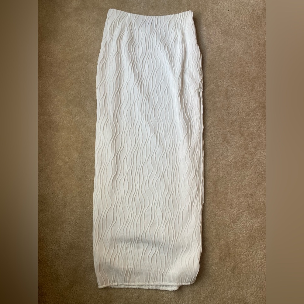 White Fox Boutique Elegant White Textured Women's Skirt With Side Slit Size XS
